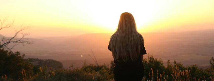 ¿No puedes dejar de pensar? Descubre por qué sobrepiensas, cómo afecta a tu ansiedad y qué hacer para calmar tu mente paso a paso.