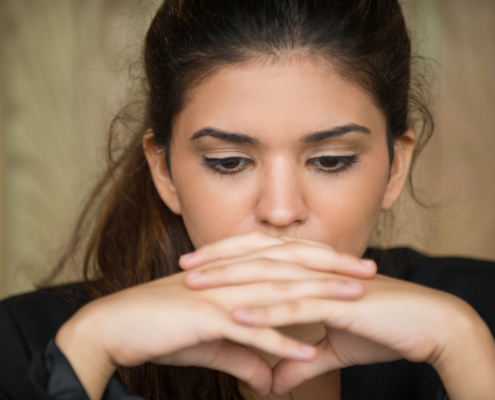 Descubre qué es la culpa silenciosa, por qué sientes que nunca haces suficiente y cómo afecta a tu ansiedad y autoestima.