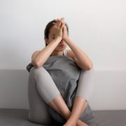 Descubre cómo superar un ataque de ansiedad o de pánico, identificar sus síntomas, comprender sus causas y aprender estrategias psicológicas eficaces para recuperar la calma y el control emocional.