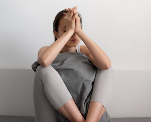 Descubre cómo superar un ataque de ansiedad o de pánico, identificar sus síntomas, comprender sus causas y aprender estrategias psicológicas eficaces para recuperar la calma y el control emocional.