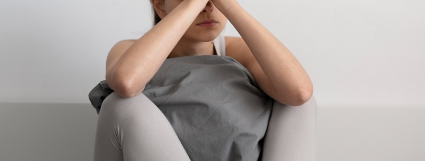 Descubre cómo superar un ataque de ansiedad o de pánico, identificar sus síntomas, comprender sus causas y aprender estrategias psicológicas eficaces para recuperar la calma y el control emocional.