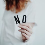 Aprende por qué te cuesta poner límites sin culpa y descubre estrategias prácticas para mejorar tu autoestima, relaciones y bienestar emocional. Aprende por qué te cuesta poner límites sin culpa y descubre estrategias prácticas para mejorar tu autoestima, relaciones y bienestar emocional.