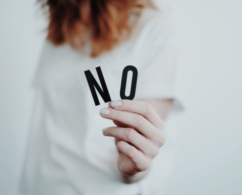 Aprende por qué te cuesta poner límites sin culpa y descubre estrategias prácticas para mejorar tu autoestima, relaciones y bienestar emocional.