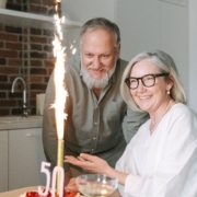 Descubre por qué aparecen las crisis de pareja a los 40 y 50 años, cómo influyen la menopausia, la andropausia, el deseo sexual y el nido vacío, y qué puedes hacer para fortalecer la relación. Descubre por qué aparecen las crisis de pareja a los 40 y 50 años, cómo influyen la menopausia, la andropausia, el deseo sexual y el nido vacío, y qué puedes hacer para fortalecer la relación.