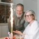 Descubre por qué aparecen las crisis de pareja a los 40 y 50 años, cómo influyen la menopausia, la andropausia, el deseo sexual y el nido vacío, y qué puedes hacer para fortalecer la relación.