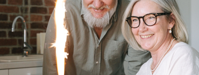 Descubre por qué aparecen las crisis de pareja a los 40 y 50 años, cómo influyen la menopausia, la andropausia, el deseo sexual y el nido vacío, y qué puedes hacer para fortalecer la relación.