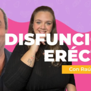 Descubre qué es el rol del espectador en la disfunción eréctil, cómo la ansiedad por rendimiento bloquea la erección y qué hacer para romper este ciclo.